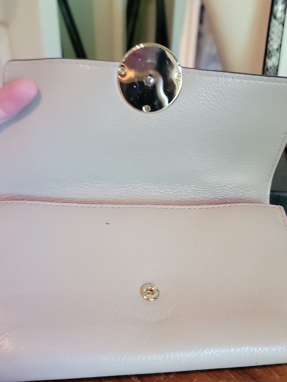 Michael Kors Cream Leather Continental Wallet with Gold MK Emblem - Picture 4 of 11